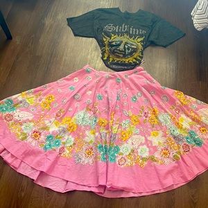 Gorgeous circle skirt floral prints size small.